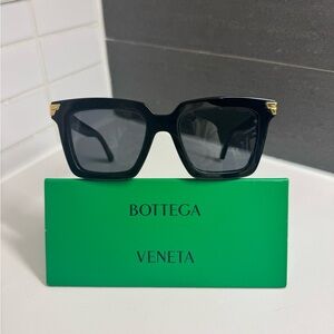 ❌SOLD❌PRISTINE Bottega Veneta Black Sunglasses bv1005s
